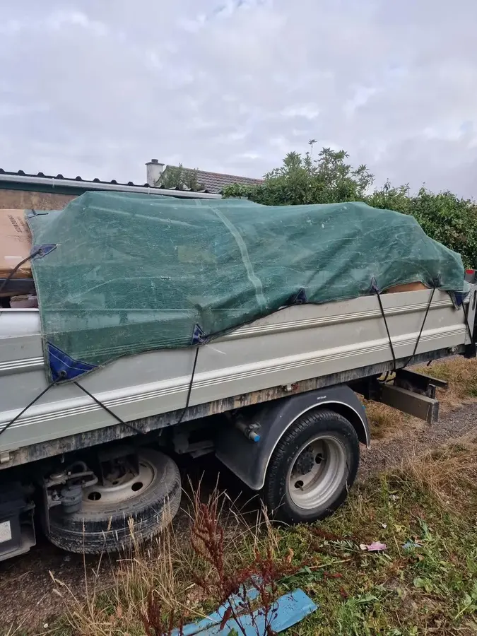 Empire tipper vehicle with a secured load